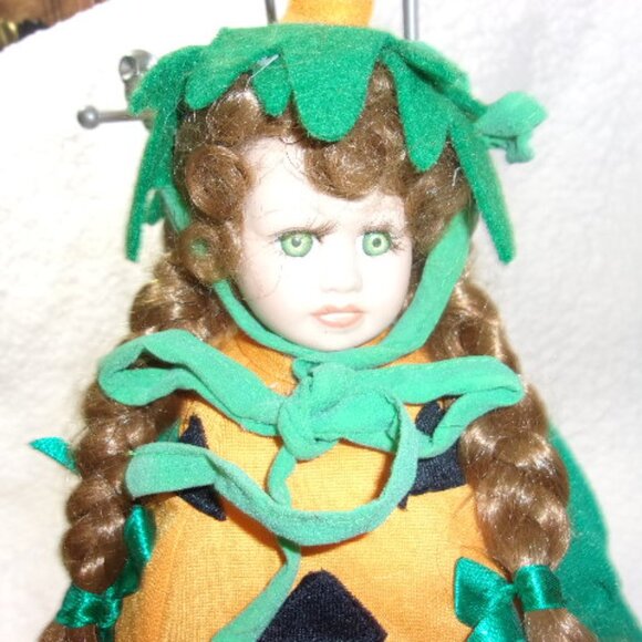 H-497 HAMILTON COLLECTION LIL PUMPKIN PORCELAIN HALLOWEEN DOLL - Picture 3 of 11